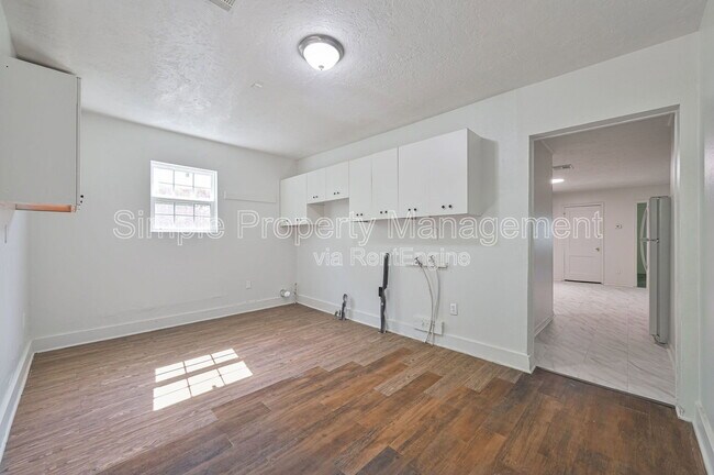 Building Photo - 713 SW 25th St