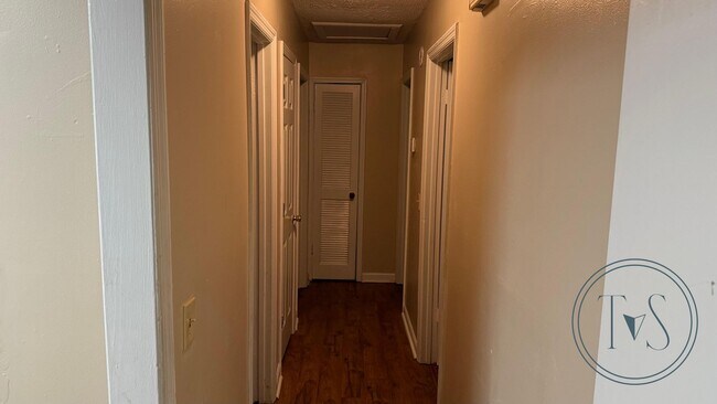 Building Photo - RATE DROP ALERT (was $1600/month) and MOVE-IN SPECIAL: 1ST FULL MONTH'S RENT FREE!**