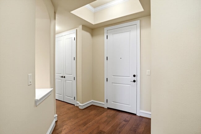 Building Photo - 301 Watermere Dr