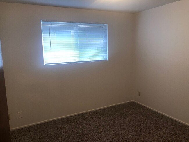 Building Photo - 3 bedroom, 1 bath house in Springfield!