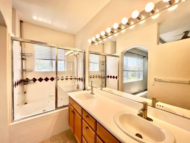 Building Photo - Beautiful 2Bd/2.5Ba with office located in...