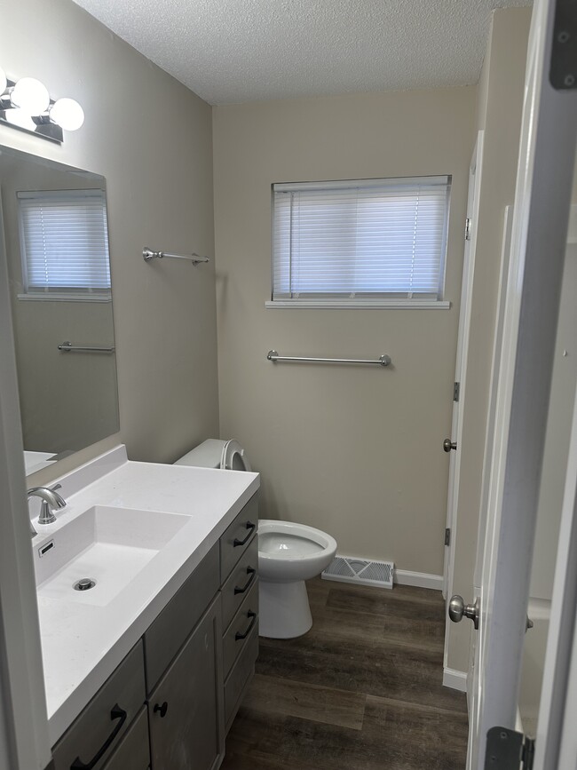 Bathroom - 4703-4705 Pierre St