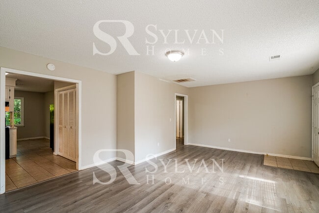 Building Photo - Feel welcome in this well-maintained 4BR 2...