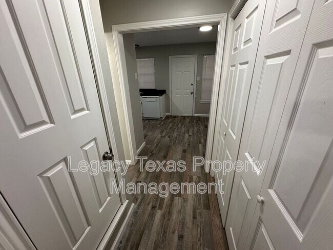 Building Photo - 1608 Sun Valley Dr