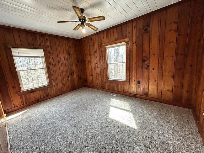 Building Photo - 4 Bedroom 2 Bathroom