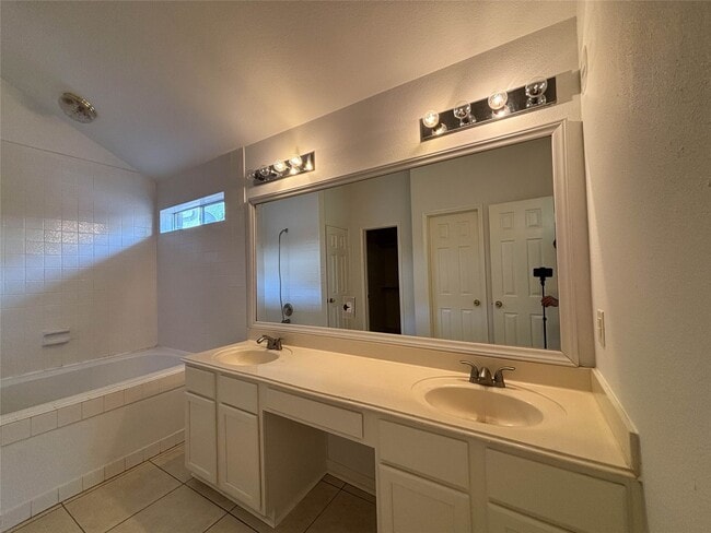 Building Photo - 1814 Senca Springs Ct