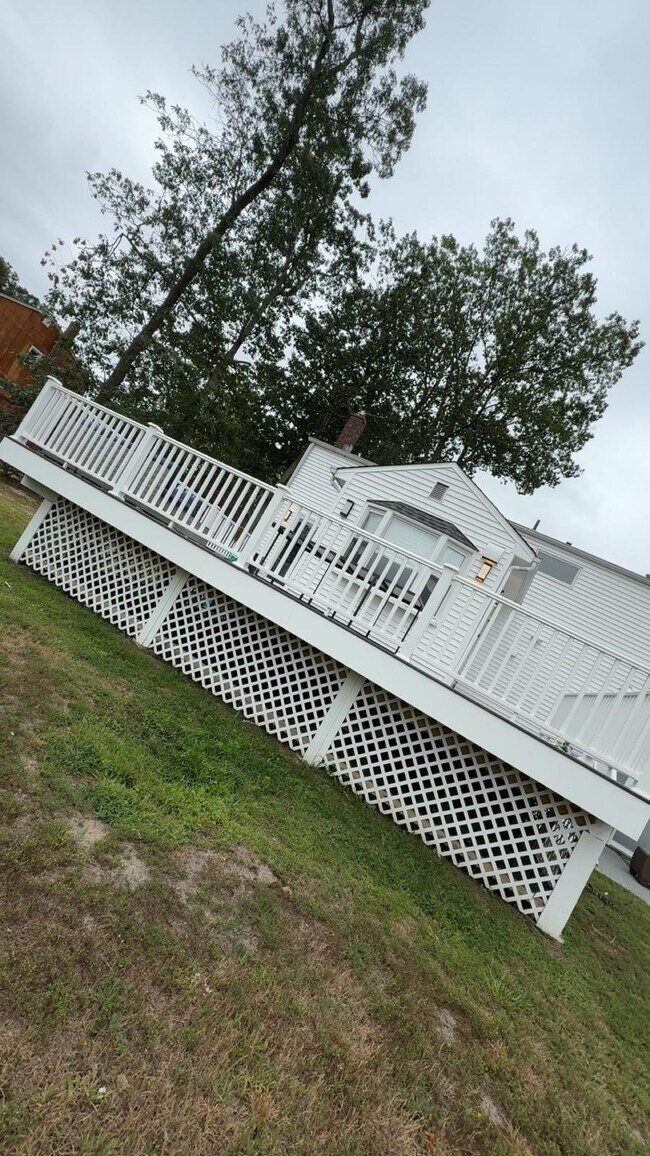 Building Photo - 17 Roslyn Dr