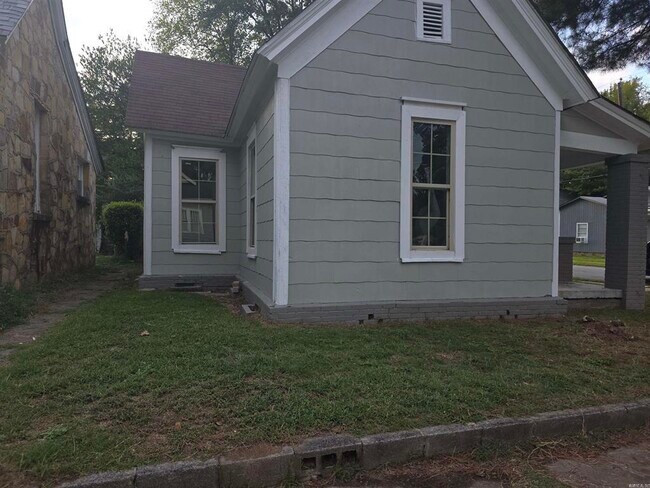 Building Photo - 1300 W 10th St