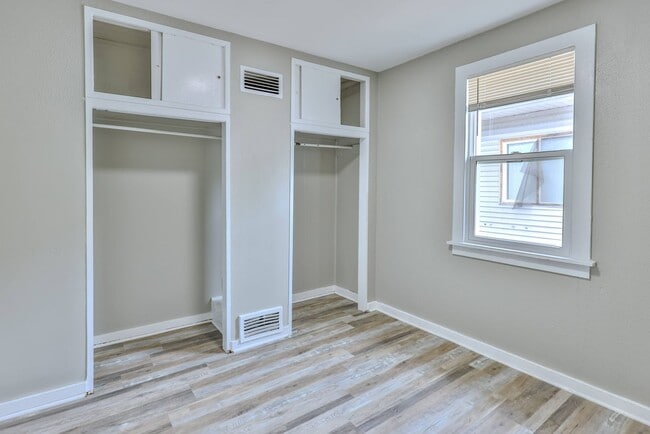 Building Photo - Cozy Home