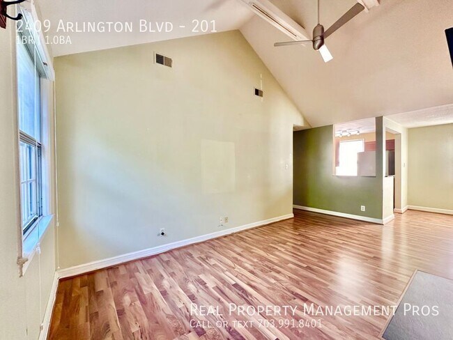 Building Photo - 2409 Arlington Blvd