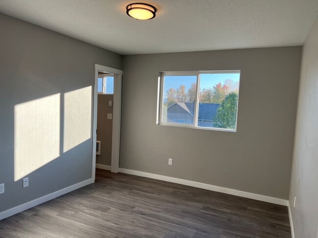 Building Photo - Newer 3 bedroom 2.5 bathroom duplex in Thu...
