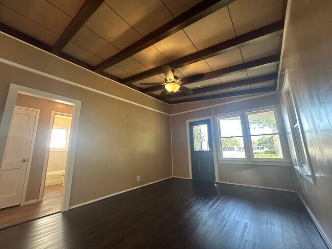 Building Photo - 1312 E Mesquite Ln