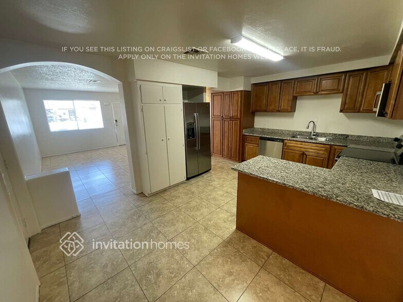 Building Photo - 6118 W Hollyhock Dr