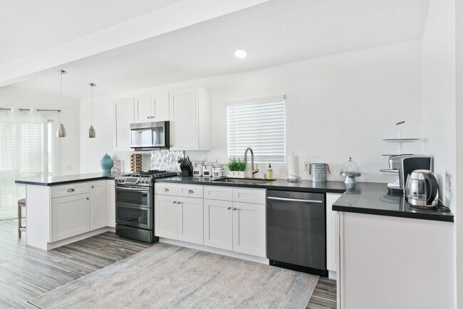 Building Photo - Fully Furnished, Oceanfront Boardwalk in Newport Beach