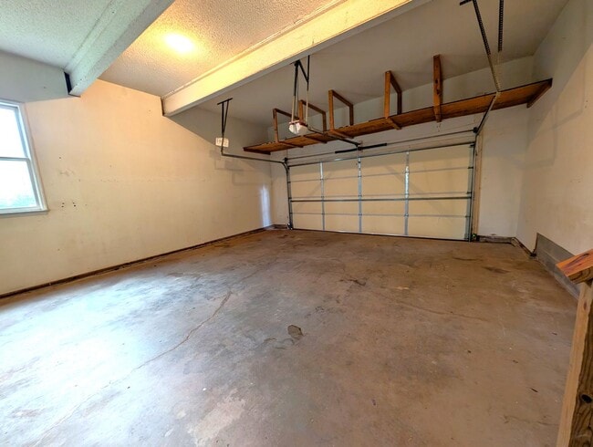 Building Photo - Beautiful 2 story, 4 bed, 2.5 bath Home Located in the Davis Lake Community!