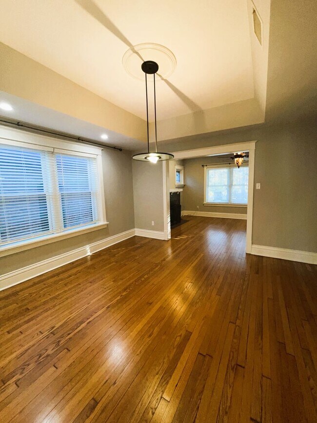 Building Photo - $2100 - AMAZING DESIGNED 2F UNIT LOCATED IN THE CWE!