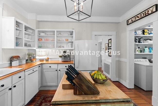 Building Photo - Spacious home located in The Avenues