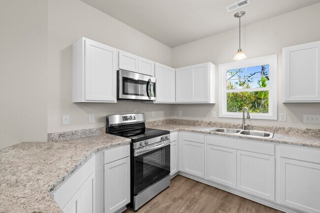 Building Photo - Townhouse For Rent in Holly Ridge!