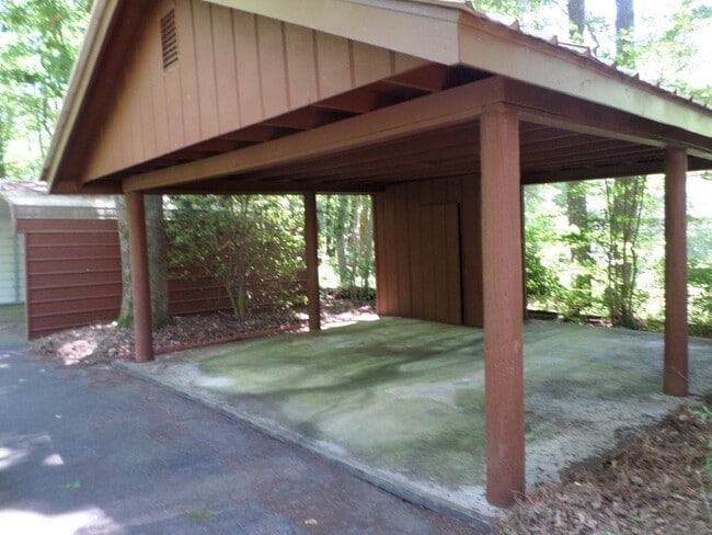 Building Photo - 170 Lake Dr