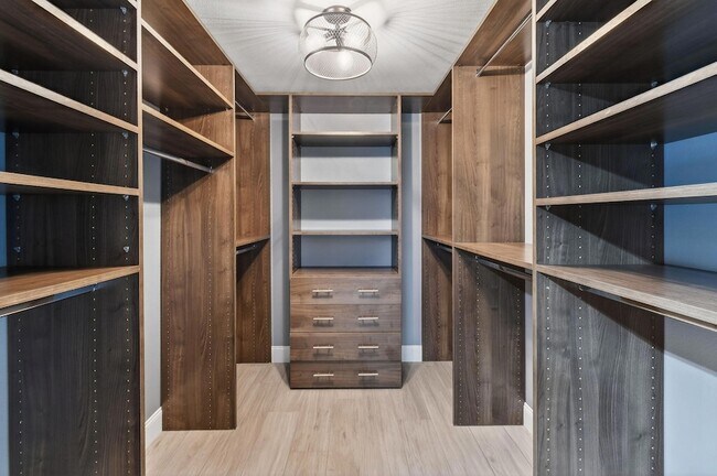 Building Photo - 372 Golfview Rd