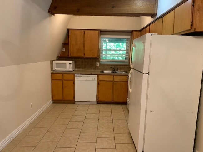 Building Photo - Affordable 2-Bedroom in the Heart of the A...