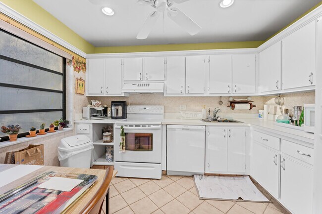 Building Photo - 8305 Casa Del Lago