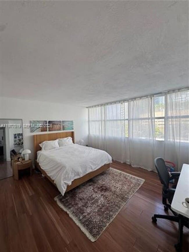 Building Photo - 1420 Brickell Bay Dr