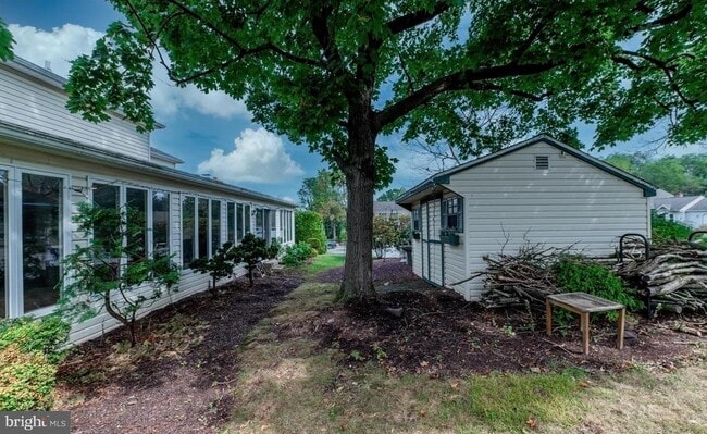 Building Photo - 211 Caravan Dr