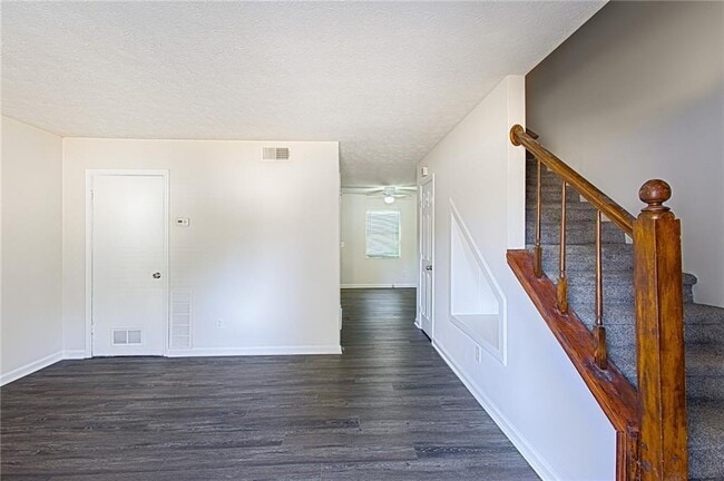 Building Photo - 5740 Old Gordon Rd