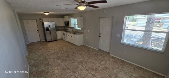 Building Photo - Charming 3BR/2BA Bradenton Home with Extra Storage & Parking