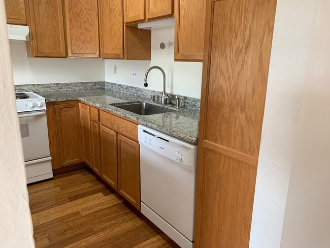 Building Photo - Spacious 2 bed/1.5 bath condo in Martinez