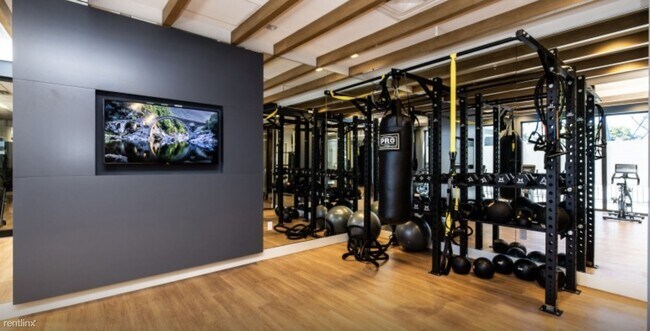 Building Photo - Studio, 1 bath Condo - 299 Bryan Rd BRAND ...