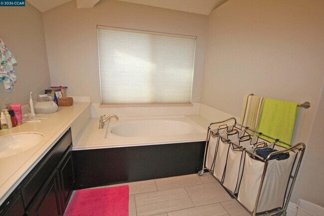 Building Photo - 243 Viewpoint Dr