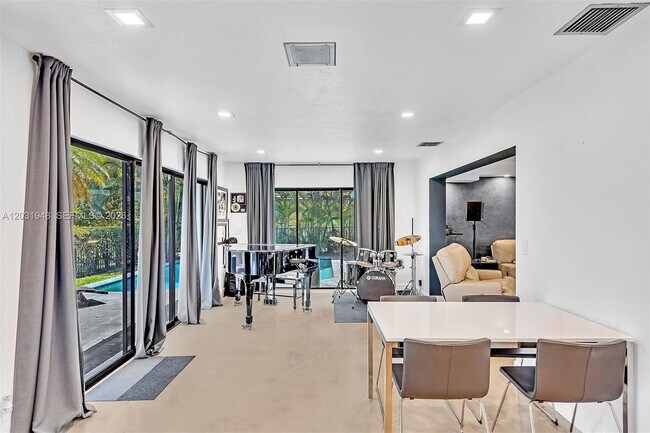 Building Photo - 5602 S Travelers Palm Ln