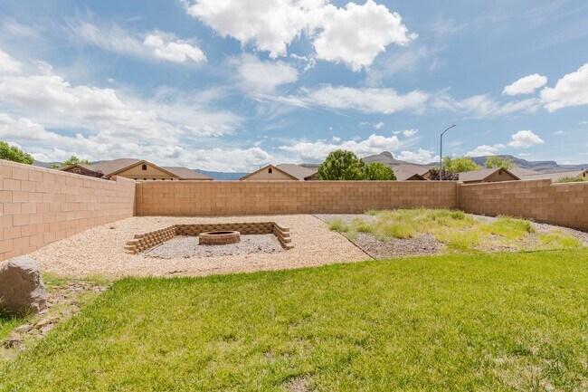 Building Photo - Spacious 3 Bedroom 2 Bath Home with 3-Car ...