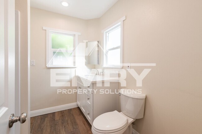 Building Photo - 920 E Elma St