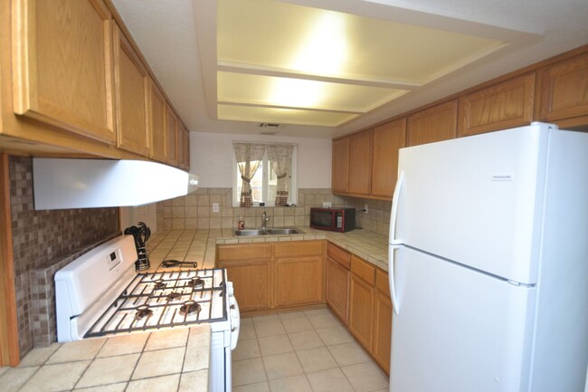 Building Photo - 3 bedroom, Fully Furnished Home