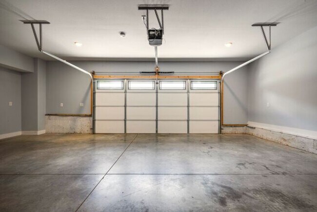 Building Photo - 420 Stonemeadow Rd