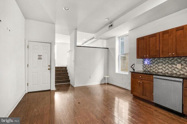 Building Photo - 1631 W Girard Ave