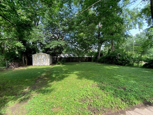 Building Photo - Brookside Charm!!