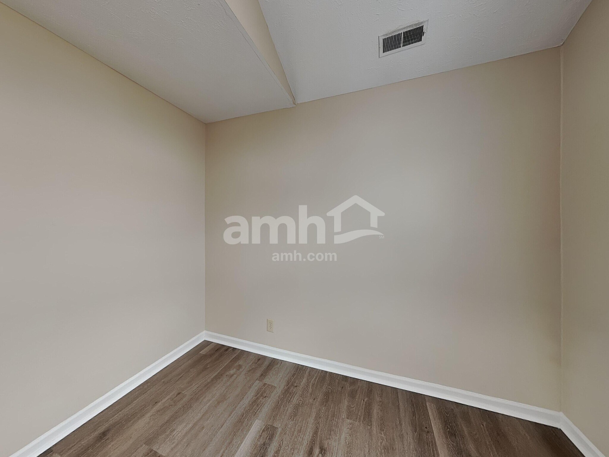 Building Photo - 1131 Clark Dr