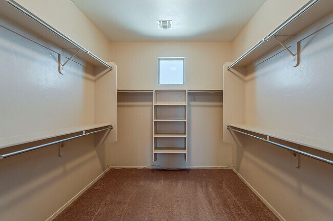Building Photo - Pet-Friendly 4 Bedroom Rental in Tucson wi...