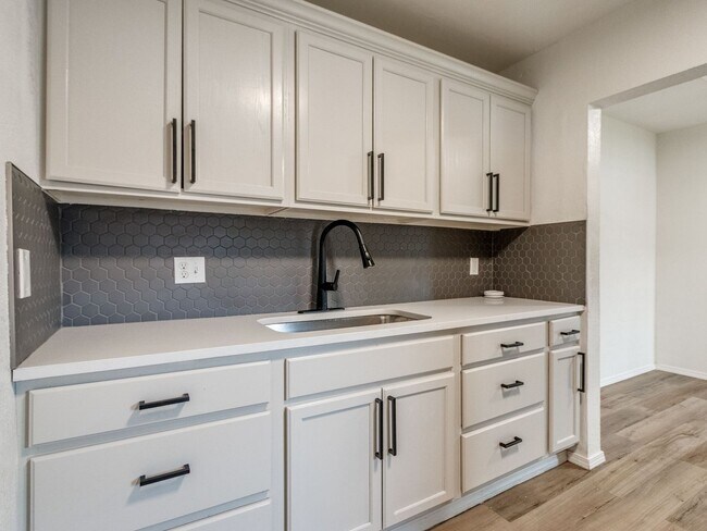 Building Photo - Completely Remodeled 1 Bedroom, 1 Bath Duplex!