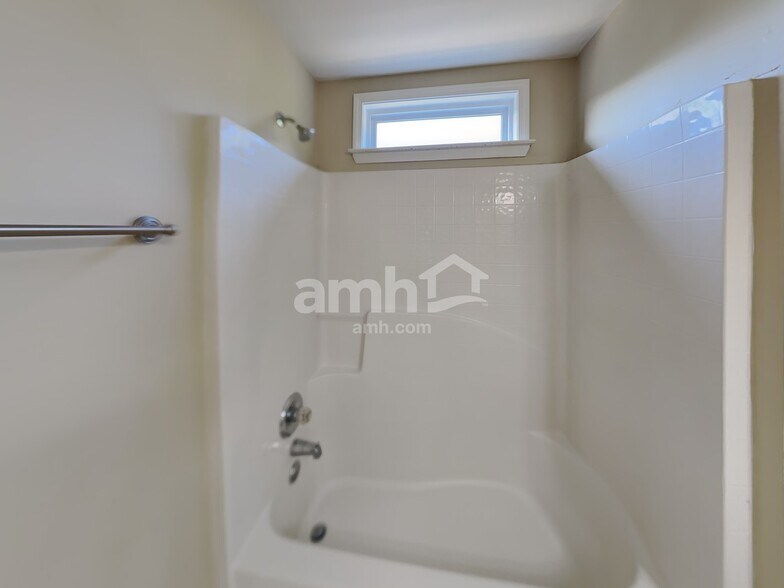 Building Photo - 111 Woodview Ct