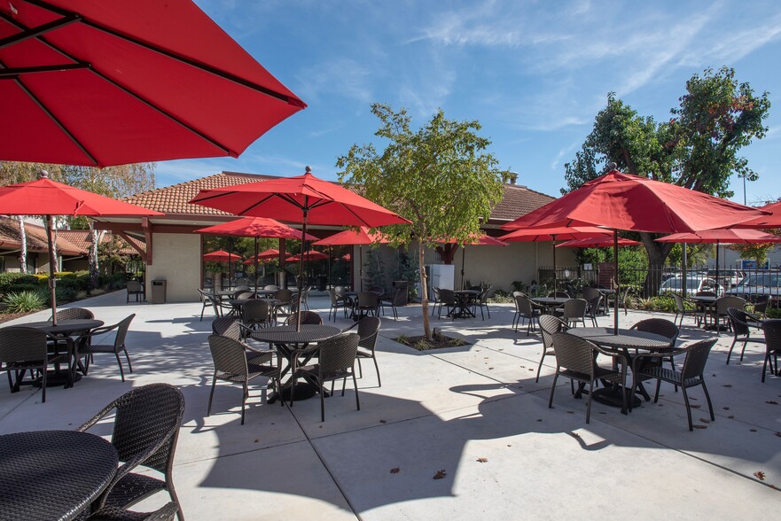 Sunset Terrace Courtyard - Roseville Commons Senior Living