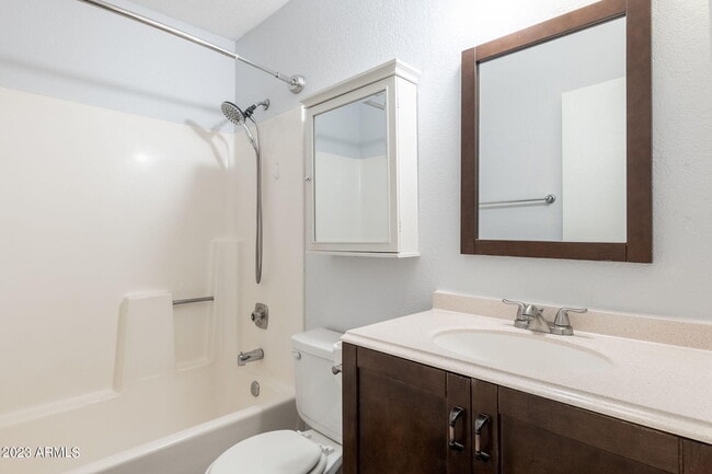 Building Photo - 964 W Hackamore St