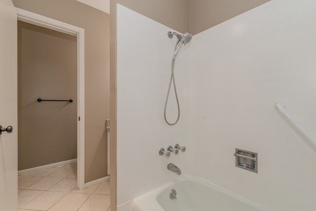 Building Photo - 495 Longmeadow Dr