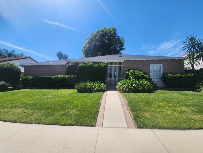 Primary Photo - Sherman Oaks Traditional