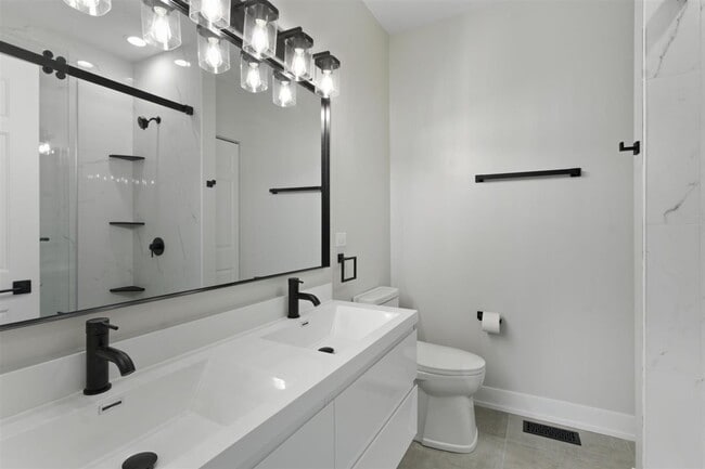 Building Photo - 839 W 14th Pl