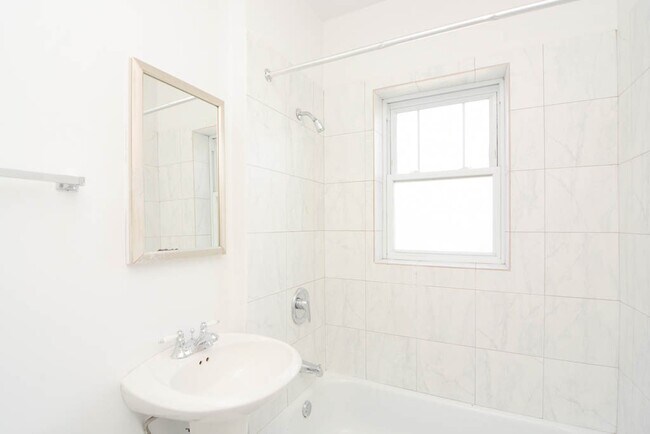 Building Photo - 958 W Cornelia Ave